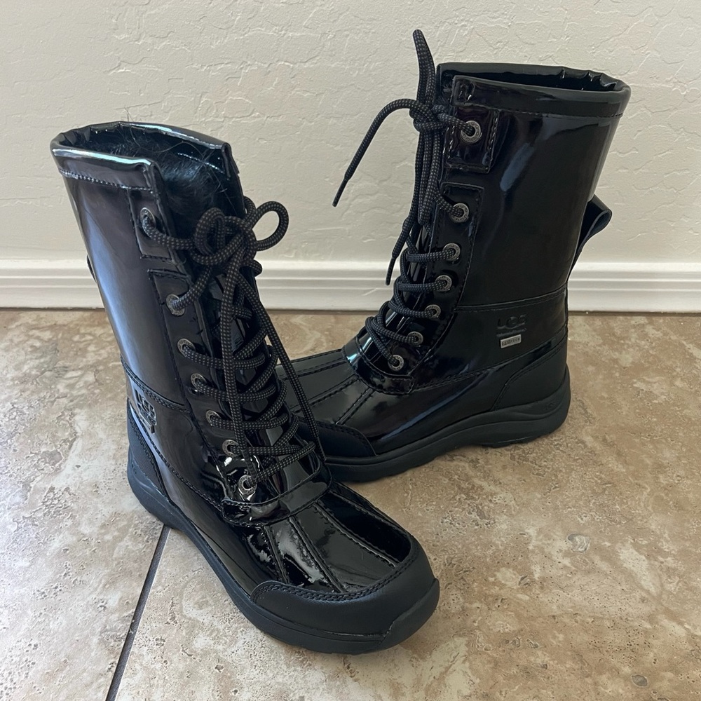 UGG WOMEN'S PATENT LEATHER ADIRONDACK III SHEARLING LINED BOOTS BLACK Sz 5.5
